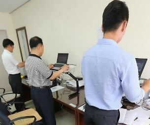 경남 창원지역 한 사무실에서 직장인들이 책상 위에 높낮이를 조절할 수 있는 받침대에 노트북을 올려놓고 일을 하고 있다.