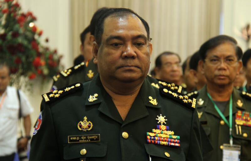 លោក ហ៊ីង ប៊ុនហៀង មេបញ្ជាការ​នៃ​បញ្ជា​ការដ្ឋាន​អង្គរក្ស នាយ​ឧត្ដមសេនីយ៍ ចូលរួម​សិក្ខាសាលា​ស្ដីពី​សម្ព័ន្ធ​មេត្រីភាព​រវាង​អង្គភាព​កងទ័ព-​ នគរបាល​ជាតិ ជាមួយ​អង្គភាព​សង្គម​ស៊ីវិល​នា​វិមាន​សន្តិភាព កាល​ពី​ថ្ងៃ​ទី​២៩ ខែ​កក្កដា ឆ្នាំ​២០១៥។ 
