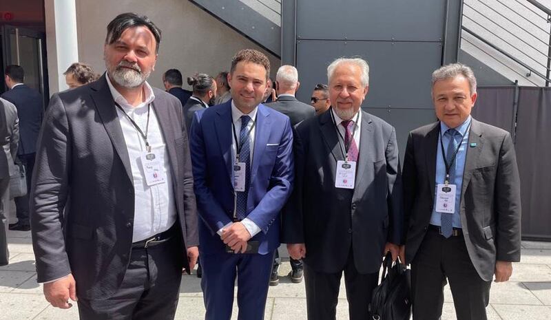 د ئۇ ق رەئىسى دولقۇن ئەيسا ئەپەندى ژۇرنالىستلار بىلەن. 2022-يىلى 12-ئىيۇن، گېرمانىيە.