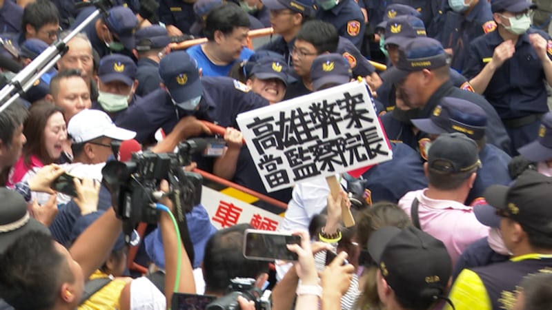 国民党发动支持者在场外抗议一度欲转战监察院，与警方爆发冲突。(记者 李宗翰摄)