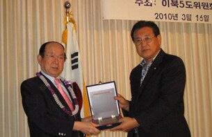 하와이 와이키키 리조트 호텔에서 지난 3월 16일 열린 2010 하와이 지역 고국방문단 초청행사에서 하와이 이북 도민 연합회 한창덕 회장(왼쪽)이 민봉기 황해도지사로부터 이북 5도 위원회의 공로패를 받고 있다.