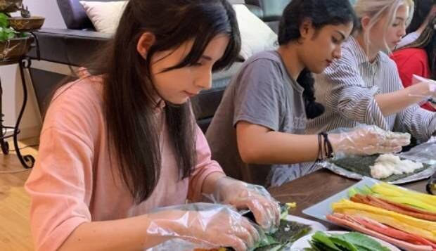 사진은 김밥을 만드는 외국인 학생들.