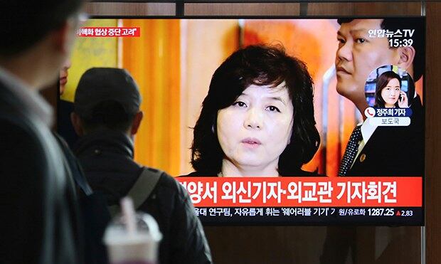 서울역 대합실에서 시민들이 15일 평양에서 열린 최선희 북한 외무성 부상의 기자회견 관련 뉴스를 보고 있다.