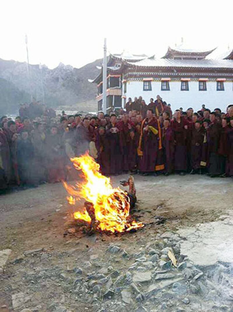 12月8日燃燈節，貢却佩杰在拉姆格德寺內一空地自焚，當場死亡，僧人趕至誦經。（照片由維權人士提供）