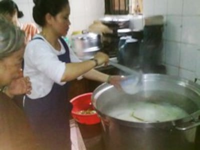Thiện nguyện viên đang nấu cháo cho các cụ- Photo by Fullmoon_107, of nguoitoicuumang.com
