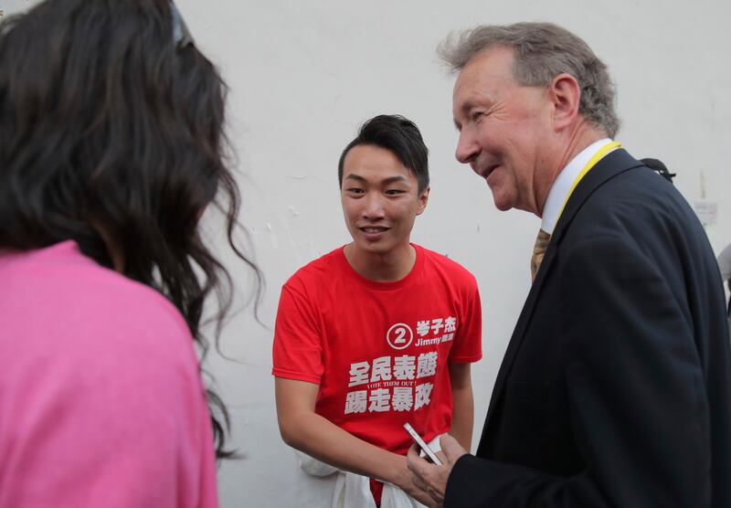 曾到香港訪問的英國上議院議員奧爾頓勳爵(Lord Alton) (右)。(美聯社資料圖片)