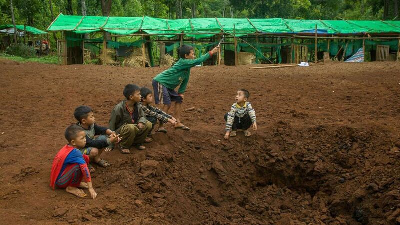 ကယားပြည်နယ်၊ ဒီးမော့ဆိုအနောက်ခြမ်း စစ်ဘေးဒုက္ခသည်စခန်း ဗုံးကြဲတိုက်ခိုက်ခံရအပြီး ဗုံးကျင်းအနီးတွင် ၂၀၂၃ ခုနှစ်၊ ဇွန်လ ၄ ရက်နေ့က ကလေးငယ်များအား တွေ့ရစဉ်။ (Karenni's Voice Photo)
