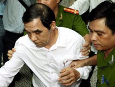 Ông Huỳnh Ngọc Sỹ, quan chức Việt Nam bị tố cáo tham nhũng hàng triệu đôla trong dự án làm đường ở Việt Nam, được công an đưa lên xe, vụ mà dư luận gọi là vụ PCI năm 2009