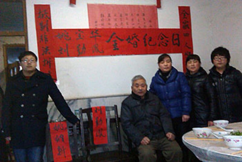 2013年02月12日,江蘇省維權退休教師姚寶華與妻子結婚50週年紀念日,因妻子和兒子刑拘未獲釋,特意擺放“空椅子”抗議當局的行為。(姚寶華家屬提供)