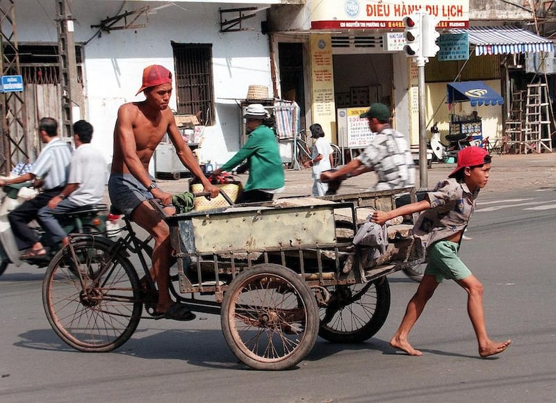 Hình minh hoạ. Cậu bé kéo xe ở TP Hồ Chí Minh