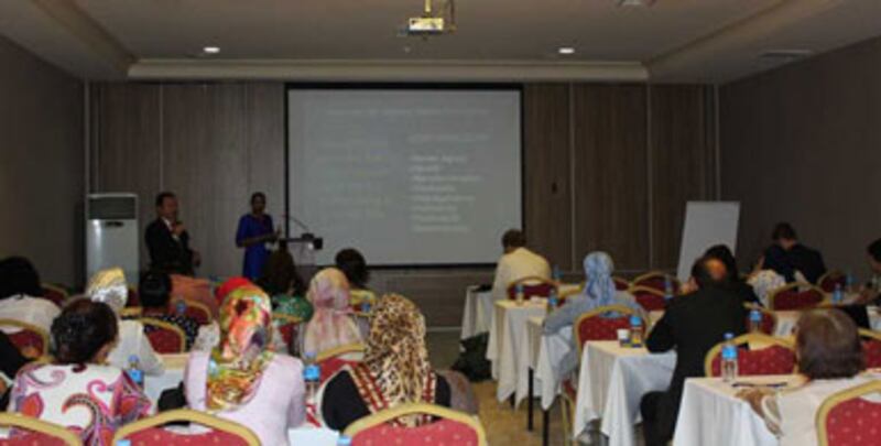 ئەركىنلىك ئۆيى شەرقىي جەنۇبىي ئاسىيا ئىشخانىسى مۇدىرى سۈي خانىم «كىشىلىك ھوقۇق پرىنسىپلىرى» ۋە «ئايال رەھبەرلەرنى تەربىيىلەش ۋە قانداق قىلىپ ئۇلارنىڭ پائالىيەت قابىلىيىتىنى ئاشۇرۇش» تېمىسىدا دوكلات بەردى. 2012-يىلى 16-ئىيۇل، تۈركىيە.