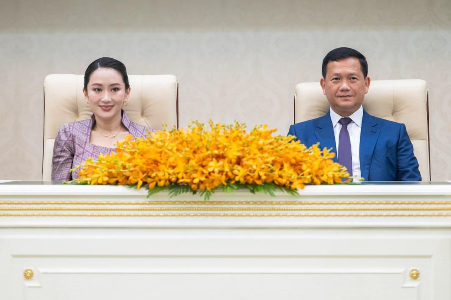 Thailand PM (L) meets Cambodian PM