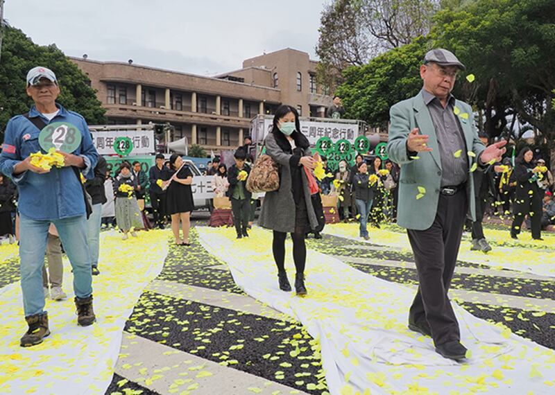 2020年2月22日，民眾在行台灣政院大門前灑花悼念二二八事件死難者。（鍾廣政 攝）