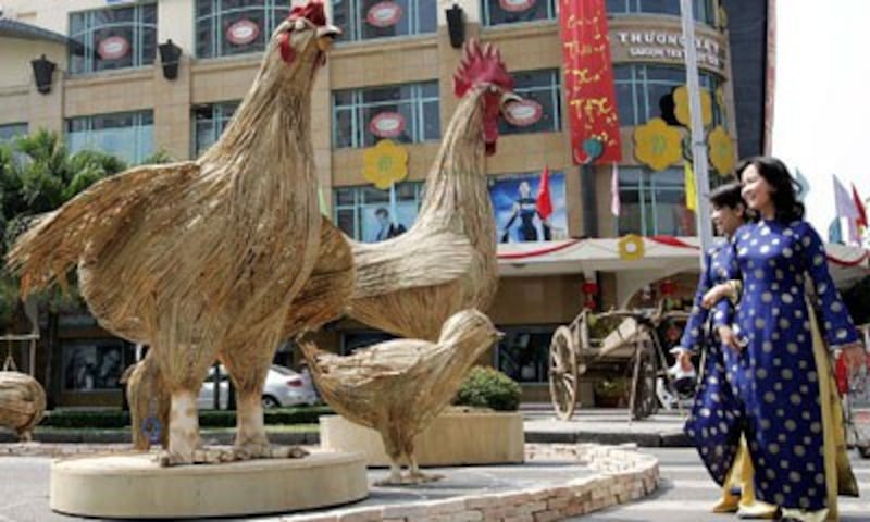 Mô hình những con gà biểu tượng cho năm Ất Dậu 2005 tại Sài Gòn hôm 7/2/2005.