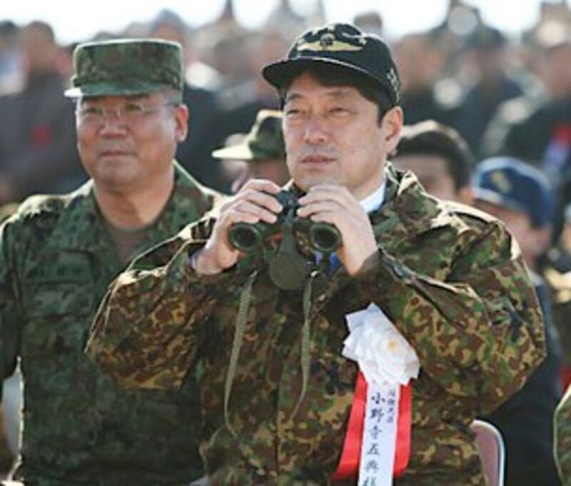 图片：日本唯一拥有伞兵部队的陆上自卫队第一空挺团13号在千叶县演习场举行了一场＂夺岛演习＂。（南洲提供）