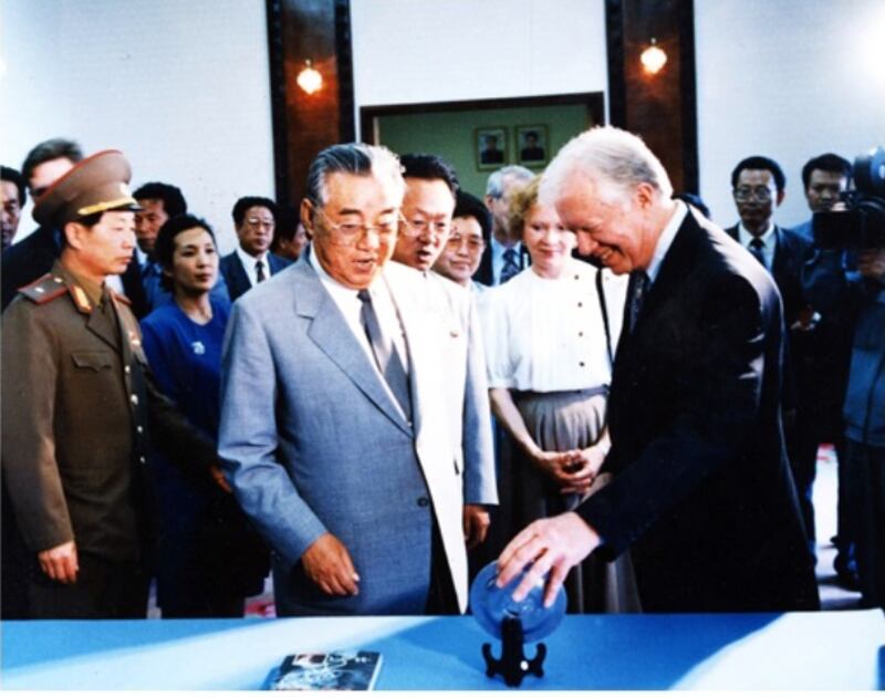 美国前总统卡特(James Carter, Jr./图右)1994年受邀前往平壤,与朝鲜最高领导人金日成(图左)会面,并担任美朝之间的中间人,代为转达朝方提出朝核问题解决方案。(The Carter Center)