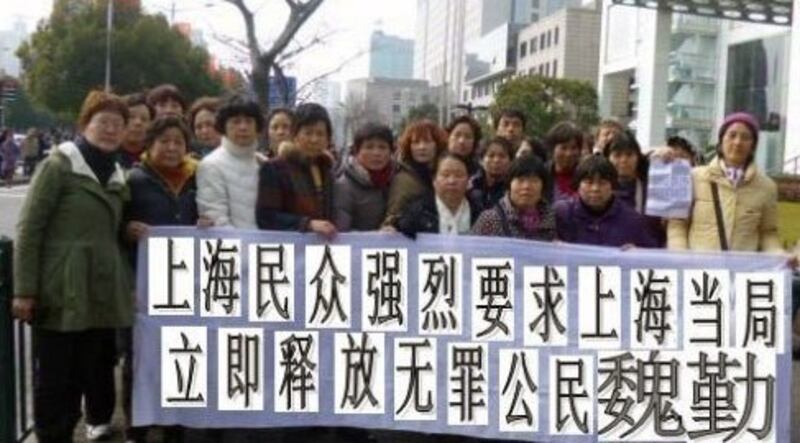 图片：上海人民大道聚集民众强烈要求上海当局立即释放魏勤。（参与网）