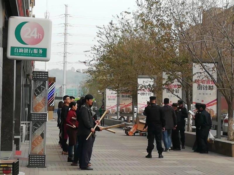 新疆的保安人员在托儿所和店铺门口每日训练。（斯言提供）