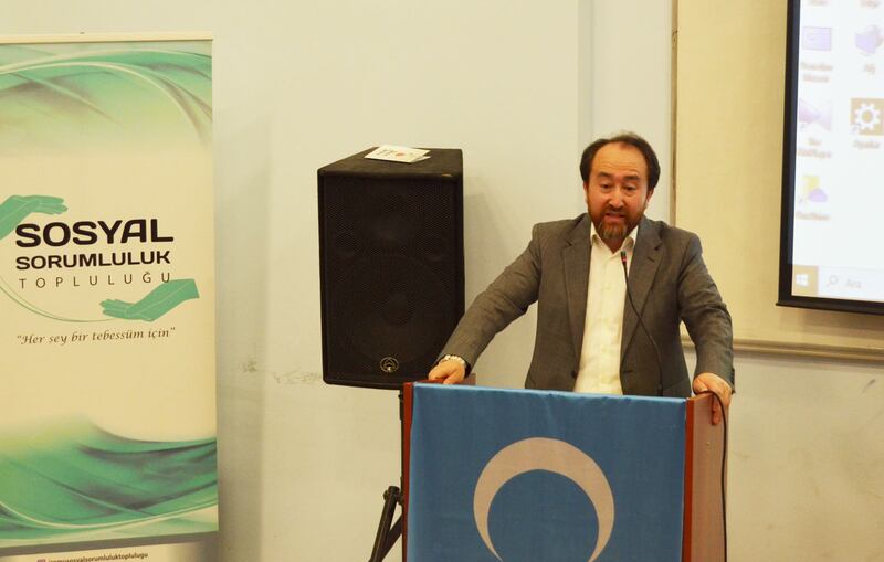 چاناققەلئە ئۇنىۋېرسىتېتىدا ئېچىلغان يىغىندا شەرقىي تۈركىستان ئۆلىمالار بىرلىكى رەئىسى دوكتور ئالىمجان بوغدا ئەپەندى سۆزدە. 2024-يىلى 22-ماي، چاناققەلئە.