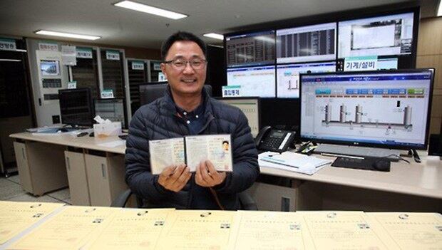 농촌진흥청 국립축산과학원 운영지원과에서 소방·가스·시설안전관리를 담당하는 양병준(43) 주무관이 17년간 25개의 자격증을 취득해 눈길을 끈다.