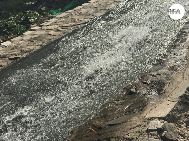 ទឹក​លូ​ដែល​ត្រូវ​បាន​គេ​បង្ហូរ​ចូល​ក្នុង​ទន្លេ​ខាង​មុខ​វត្ត​ឧណ្ណាលោម រាជធានី​ភ្នំពេញ កាល​ពី​ថ្ងៃ​ទី​២ ខែ​មីនា ឆ្នាំ​២០១៧។ RFA/Ou Banung