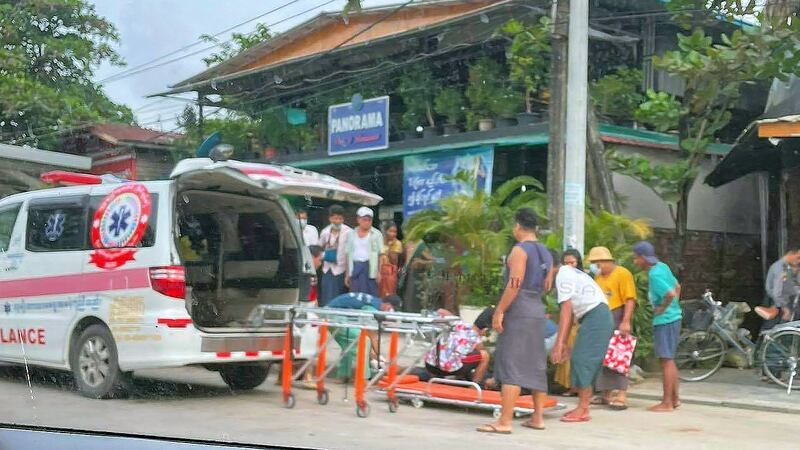 ရန်ကုန်တိုင်း၊ ဒေါပုံမြို့နယ်ရဲစခန်းအနီးတွင် ၂၀၂၁ ခုနှစ်၊ စက်တင်ဘာလ ၂၁ ရက်နေ့က ပစ်သတ်ခံရသည့် ဦးလွင်မျိုးဦး၏ ရုပ်အလောင်းအား သယ်ယူနေစဉ်။ (Photo: TKT-NEWS)