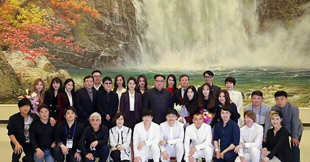 김정은 북한 노동당 위원장이 지난 1일 동평양대극장에서 열린 남측 예술단 공연 '봄이 온다'를 관람한 뒤 남측 예술단 출연자들과 기념촬영을 하고 있다. 
