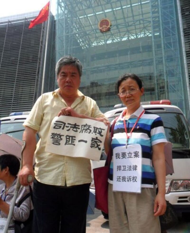 图片：上海维权人士魏勤（右）、王扣玛。（参与网）