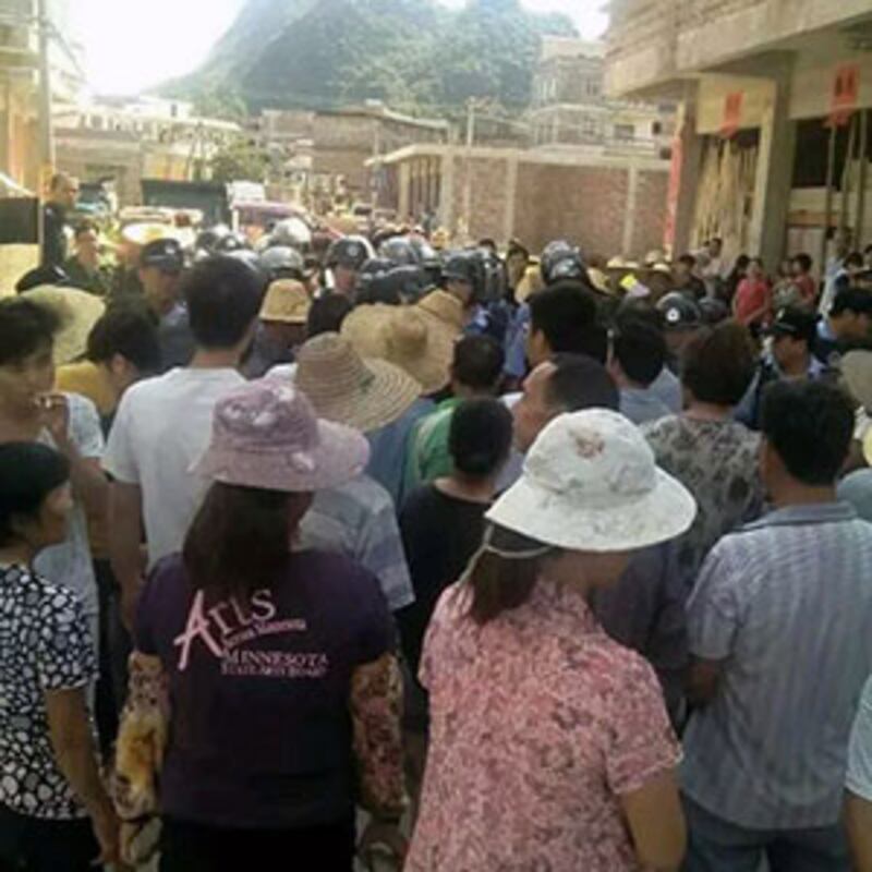 2015年6月2日，塘肚村村民以身驅阻止警方前行。(村民攝)