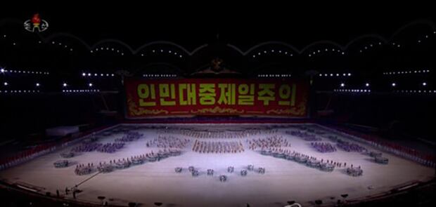 지난 10월 평양 5월1일 경기장에서 열린 노동당 창건 75주년을 기념하는 대집단체조와 예술공연에서 체조단이 '인민대중제일주의'라고 적힌 글자 아래에서 각종 문양을 형상화해 보이고 있다.