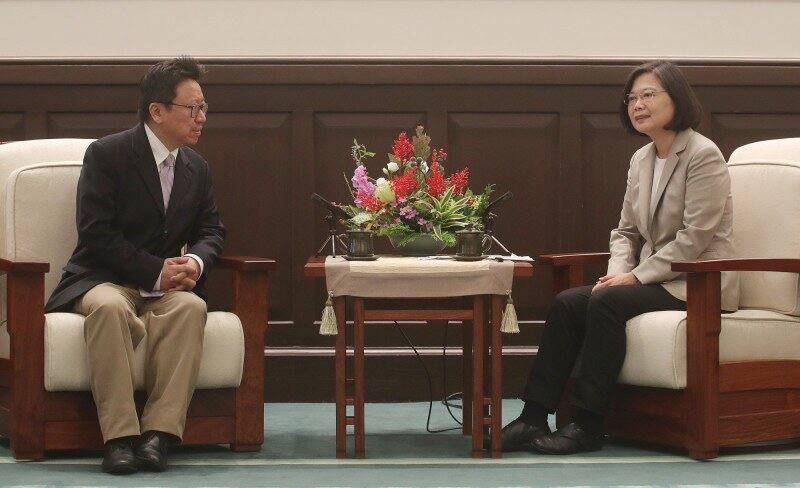 台湾的总统蔡英文（右）会见民运人士陈破空。（陈破空提供）