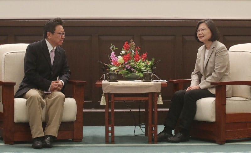 台湾的总统蔡英文(右)会见民运人士陈破空。(陈破空提供)