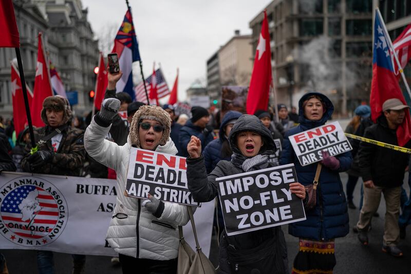 ၂ဝ၂၃ ခုနှစ် ဖေဖော်ဝါရီလ ၂၅ ရက်နေ့က လေယာဉ်မပျံသန်းရဇုန်သတ်မှတ်ပေးဖို့ အမေရိကန်ပြည်ထောင်စုရောက် မြန်မာတွေ ဆန္ဒပြနေကြစဉ်။ (Photo: RFA)