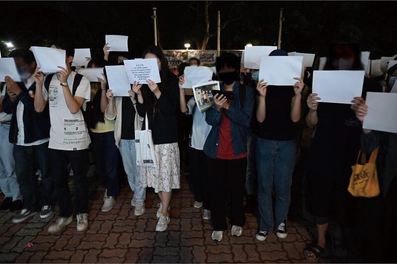 學生舉起白紙抗議。（中大大學社區報圖片）