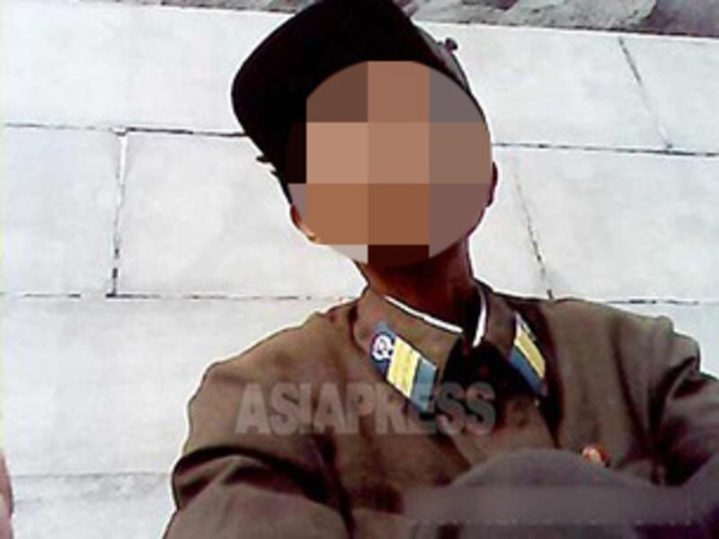 영양실조에 걸린 군인. 평양주재의 군인으로 건설부대(공병)에 소속되어 있고, 영양실조로 고향에 돌아간다고 말했다. 계급장은 한국의 병장에 해당한다. 2013년 8월 북한의 모 도시. 사진-아시아프레스 제공
