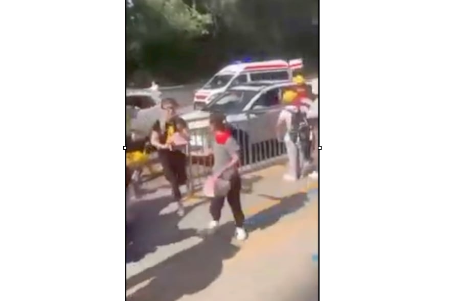 5月15日下午,北京海淀区前进小学大门口多人倒地。有救护车到场接人。