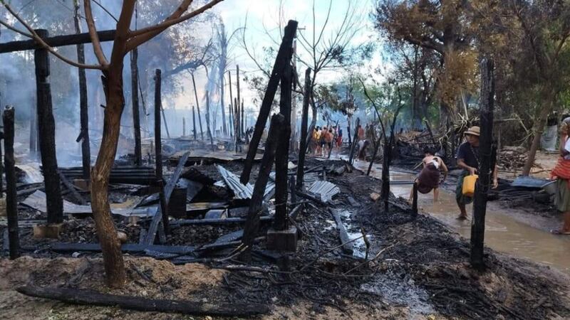 ပုလဲမြို့နယ် ညောင်ကုန်းရွာ ၂ဝ၂၃ ခုနှစ် ဇွန်လ ၂၇ ရက်နေ့က လေကြောင်းတိုက်ခိုက်ခံရအပြီး မီးလောင်ပြင်အား ငြှိမ်းသတ်နေစဉ်။ (ဓာတ်ပုံ - ပုလဲမြို့နယ်ပြည်သူ့ကာကွယ်ရေးအဖွဲ့)