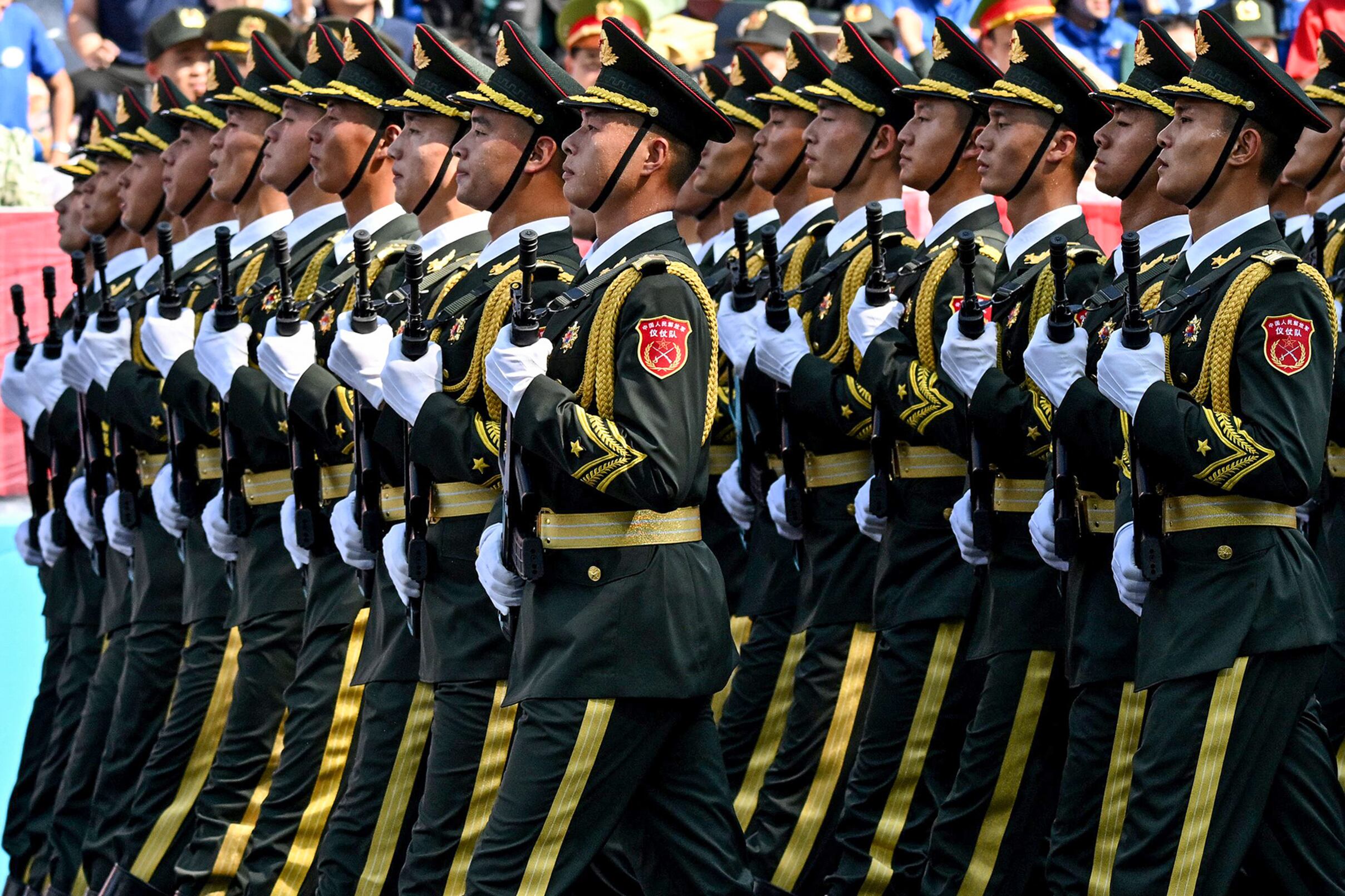 Lính Trung Quốc diễu binh trong ngày kỷ niệm 50 năm thống nhất ở Tp. HCM.