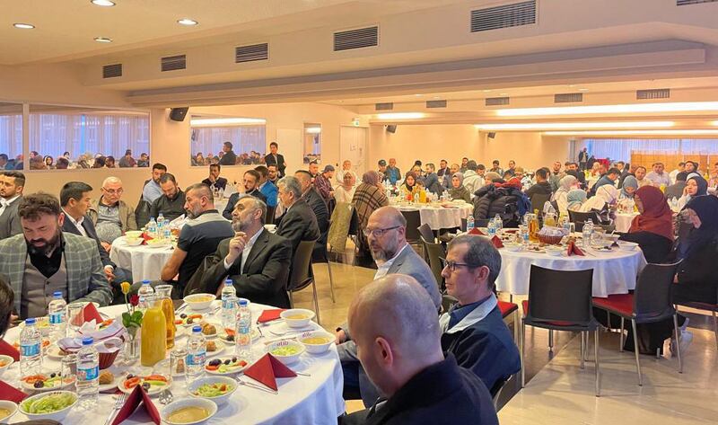 ئاۋسترىيە پايتەختى ۋېنا شەھىرىدە ئۆتكۈزۈلگەن ئىپتار پائالىيىتىدىن كۆرۈنۈش. 2022-يىلى 21-ئاپرېل.