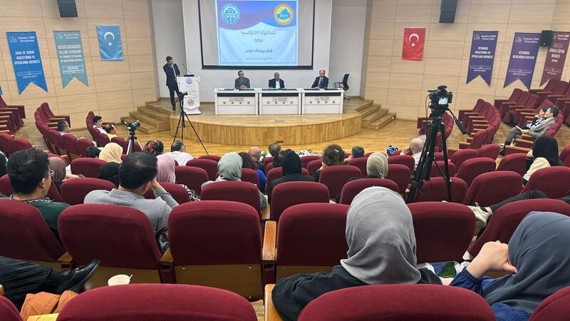 «ئۇيغۇر پىروجېكت فوندى» نىڭ ئۇيۇشتۇرۇشى بىلەن ئىستانبۇلدا چاقىرىلغان «دەۋر ۋە بىز: ئىستانبۇلدا 20 لېكسىيە-2024» تېمىسىدىكى يىغىندىن كۆرۈنۈش. 2024-يىلى 21-سېنتەبىر، ئىستانبۇل