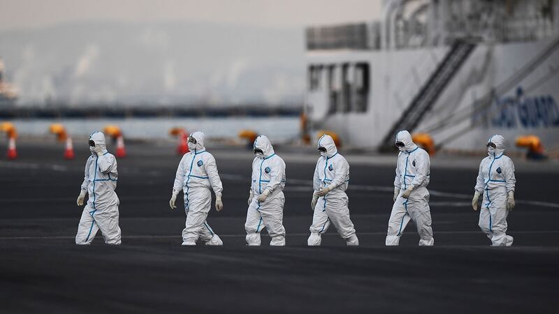 邮轮“钻石公主号”停泊在日本横滨港至今已经超过一星期,船上连日来都传出有乘客或船员确诊新型冠状病毒的消息。(法新社)
