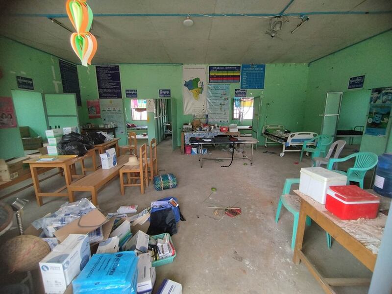 စစ်ကောင်စီလေကြောင်းတိုက်ခိုက်မှုကြောင့် ထိခိုက်ပျက်စီးသွားသည့် စစ်ကိုင်းမြို့နယ် တလိုင်းကျေးရွာမှ ကျေးရွာဆေးပေးခန်းအား ၂၀၂၃ ခုနှစ်၊ ဧပြီလ ၈ ရက်နေ့က တွေ့ရစဉ်။ (Photo: Citizen Journalist)