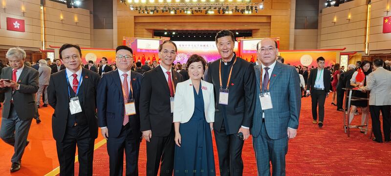 立法會選委會界別議員周文港(右一)認為增非本地生學位,香港學府的配套不成問題。(周文港Facebook專頁截圖)