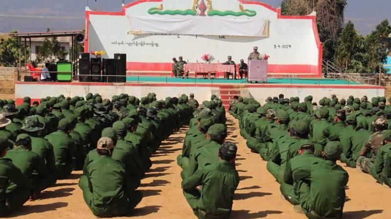 ရှမ်းပြည်နယ်တောင်ပိုင်း ညောင်ရွှေမြို့နယ်တွင် ပအိုဝ်းအမျိုးသားတပ်မတော်(PNA) ဦးစီးဖွင့်လှစ်သည့် စစ်သင်တန်းဆင်းပွဲကို ၂ဝ၂၅ ခုနှစ်၊ ဖေဖော်ဝါရီလ ၁၁ ရက်နေ့က ကျင်းပစဉ်။ (Photo : Facebook/ Pa-O National Army)
