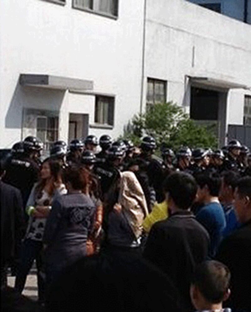 工人其後被武警迫回廠房內，期間發生衝突，有四名工人被打傷和帶走。（工人提供）