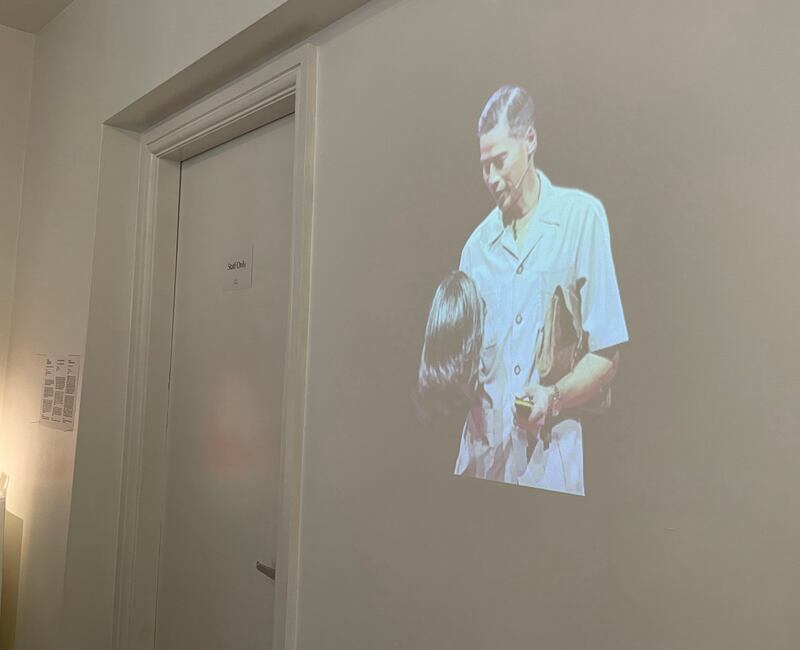 藝術展《24901哩紅線》播放香港藝術家黃國才（Kacey Wong）2019年10月在奧地利維也納的TED Talk上的演講片段，以「Protesting through Art（用藝術抗爭）」為題，講述自己在雨傘運動和反送中運動中創作的抗爭藝術。（呂熙 攝）
