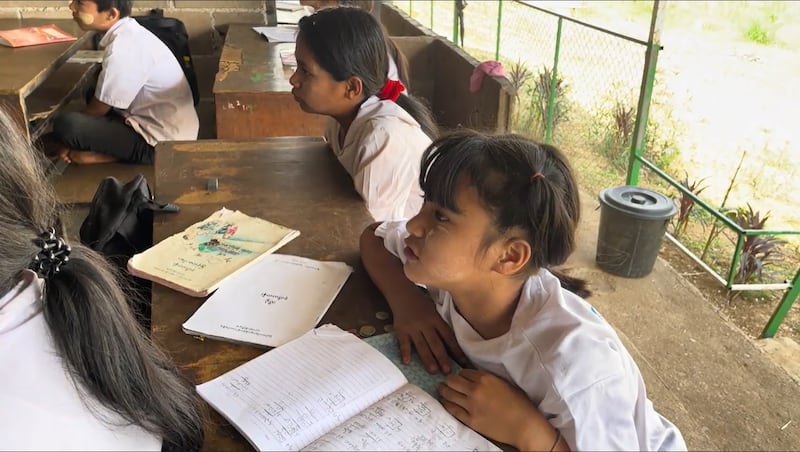 ထိုင်း- မြန်မာနယ်စပ် ဖုတ်ဖရမြို့နယ်ရှိ ဆူကိုထိုင်း မြန်မာရွှေ့ပြောင်းကျောင်းတွင် စာသင်ကြားနေသည့် မြန်မာကလေးငယ်တစ်ဦး။ (Photo: RFA)