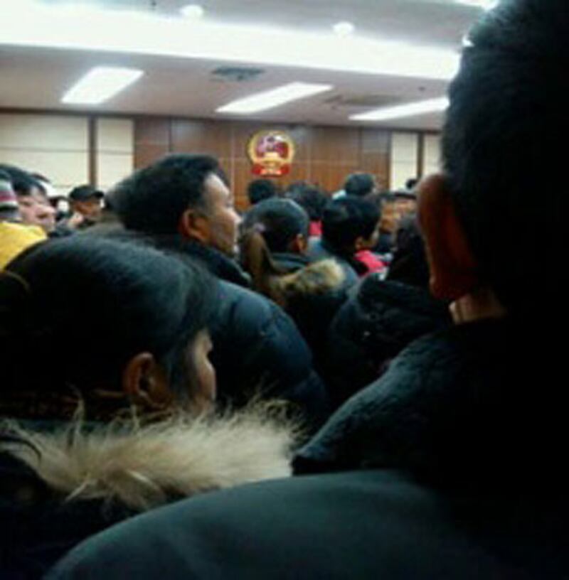 2012年12月11日，江蘇省南通市有村民起訴當局違法強拆，數千人湧往法院要求旁聽，法官見人多不敢開庭。（相片由拆遷戶錢琴提供）