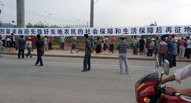 2013年5月18日,廣西南寧市蒲廟鎮龍崗村近四百名村民到鎮政府抗議強行徵地,村民高舉抗議橫額,要求先落實保障後再徵地。(現場人士提供)