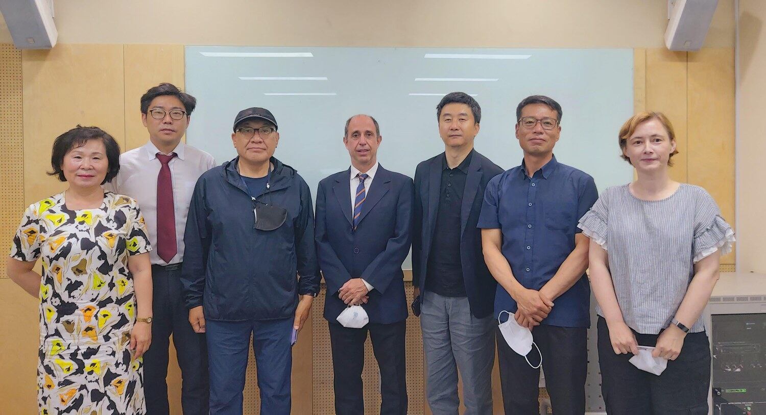 토마스 오헤아 킨타나 유엔 북한인권특별보고관이 28일 서울 유엔인권사무소에서 전환기정의워킹그룹 등 북한인권단체들과 면담한 뒤 기념 촬영을 하고 있다.  왼쪽부터 손명화 국군포로가족회 회장, 이영환 전환기정의워킹그룹 대표, 최성룡 전후납북피해가족연합회 이사장, 토마스 오헤아 킨타나 특별보고관, 강철환 북한전략센터 대표, 황인철 1969년KAL기납치피해자가족회 대표, 요안나 호사냑 북한인권시민연합 부국장.  [전환기정의워킹그룹 제공]